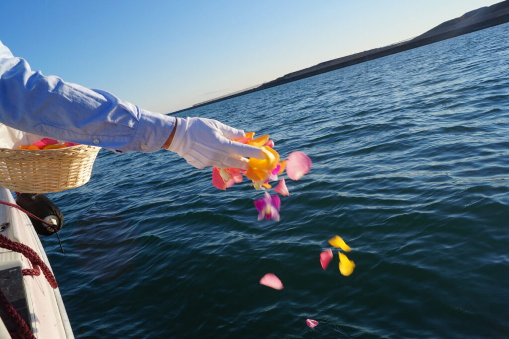 海へ献花する様子