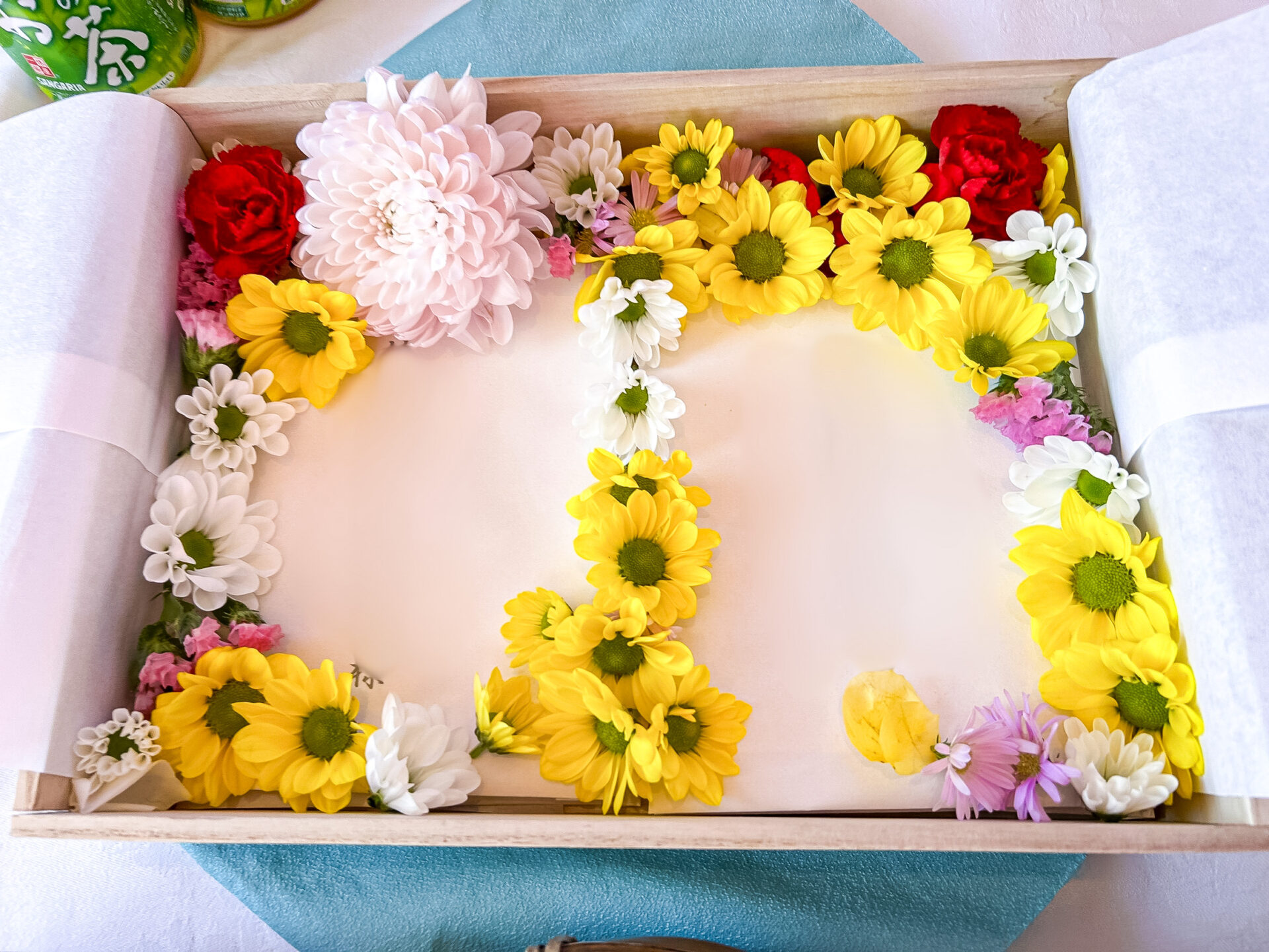 お持ちいただいた花束はご遺骨と一緒に桐箱に