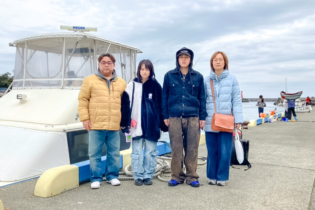 船の前で記念写真