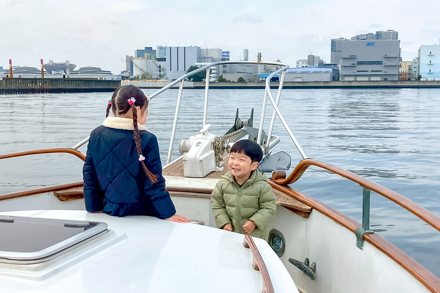 前方デッキで遊ぶ子供