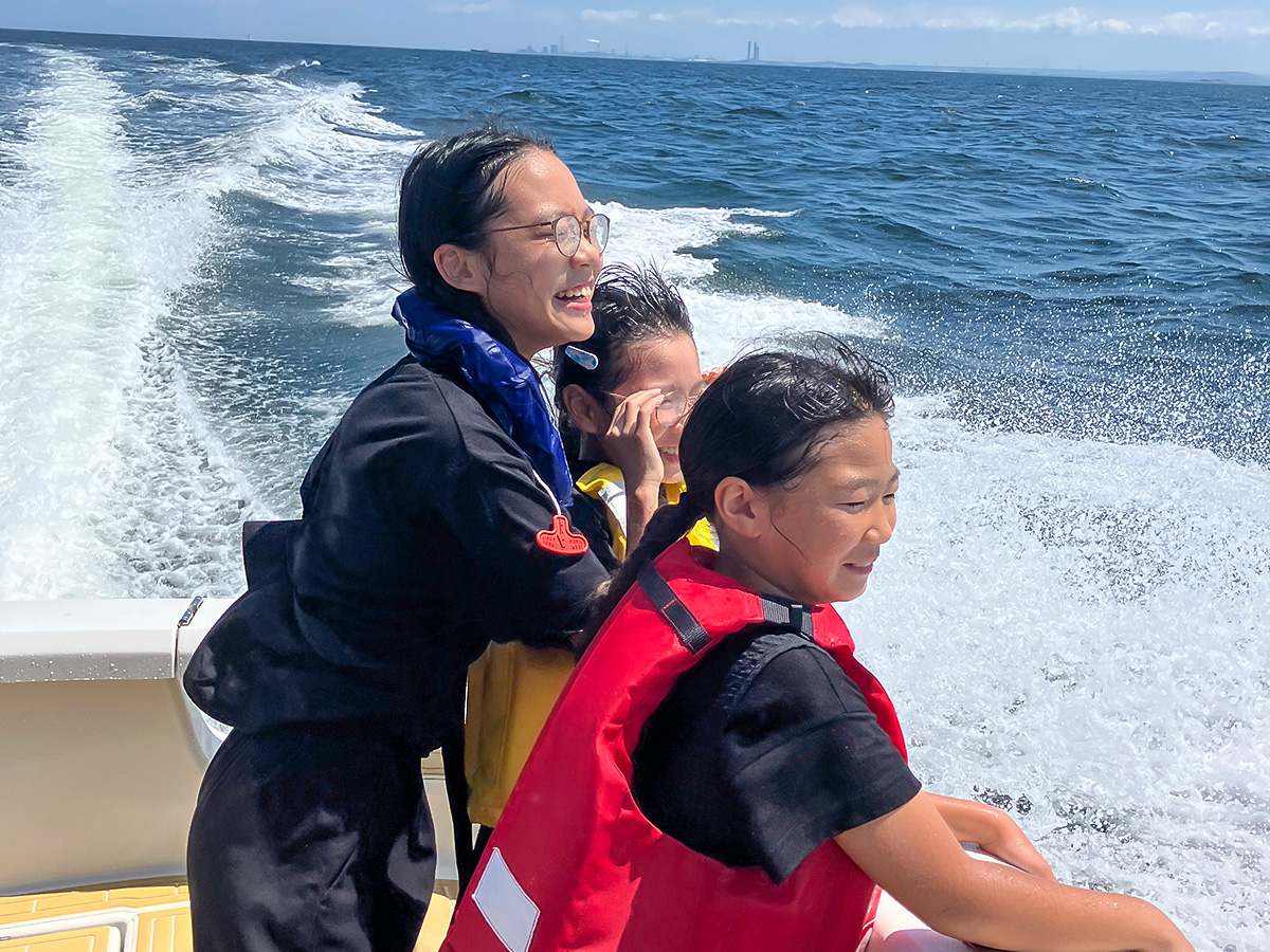 水しぶきを浴びる子供たち