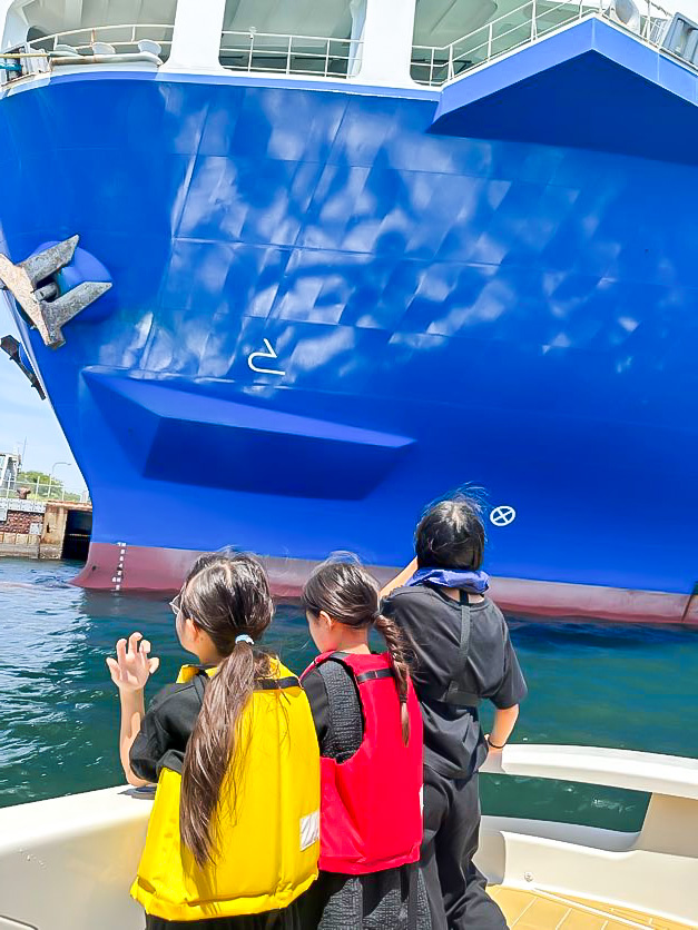 自衛隊の船や潜水艦、米軍の船を間近に見る