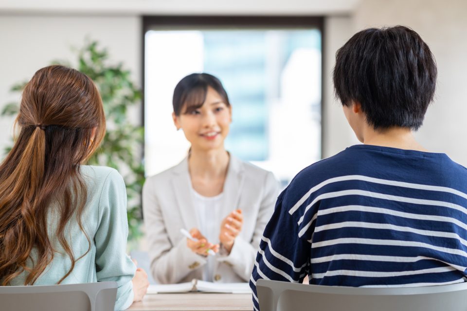 アドバイザーの話を聞くイメージ