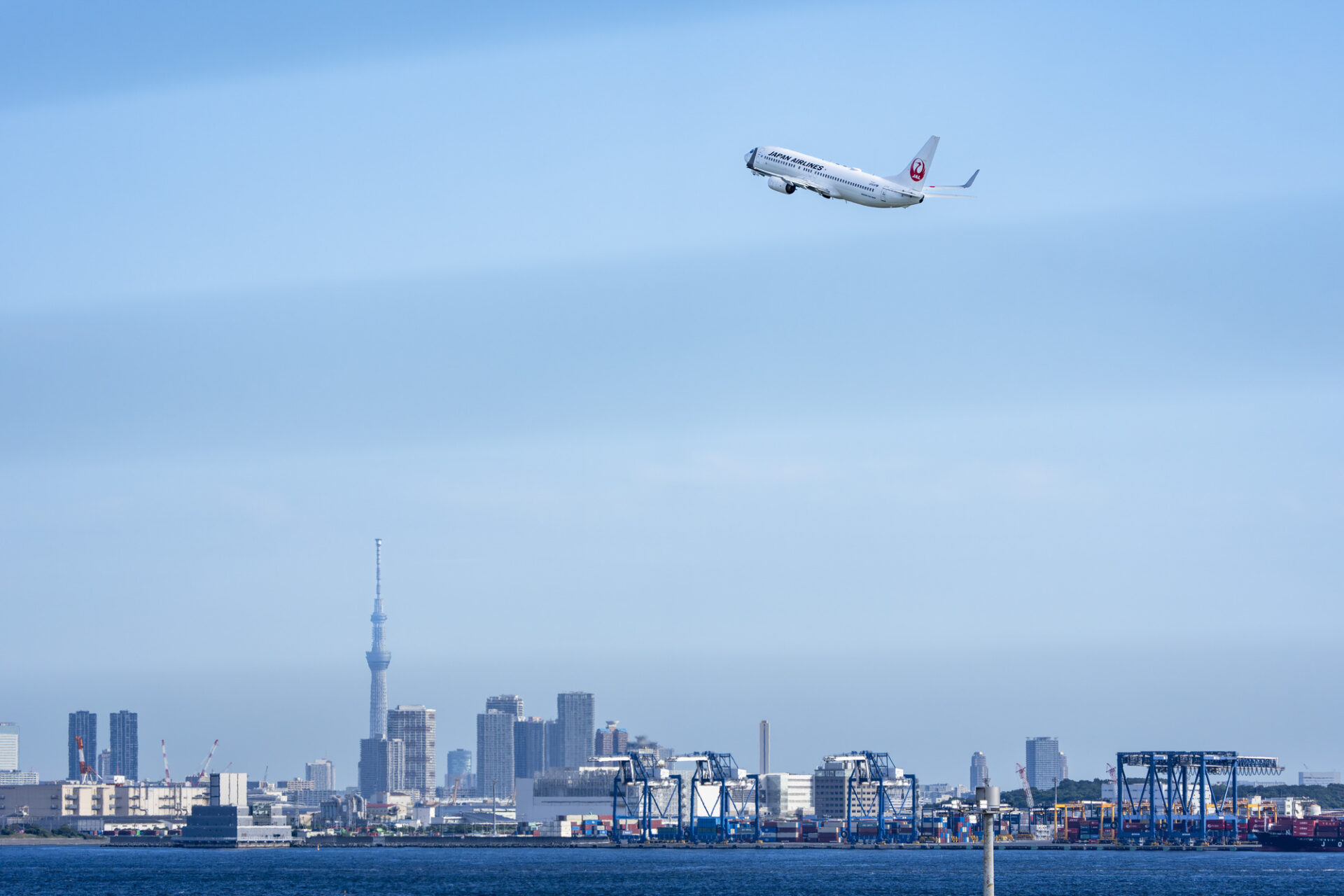 東京の空を飛ぶ飛行機