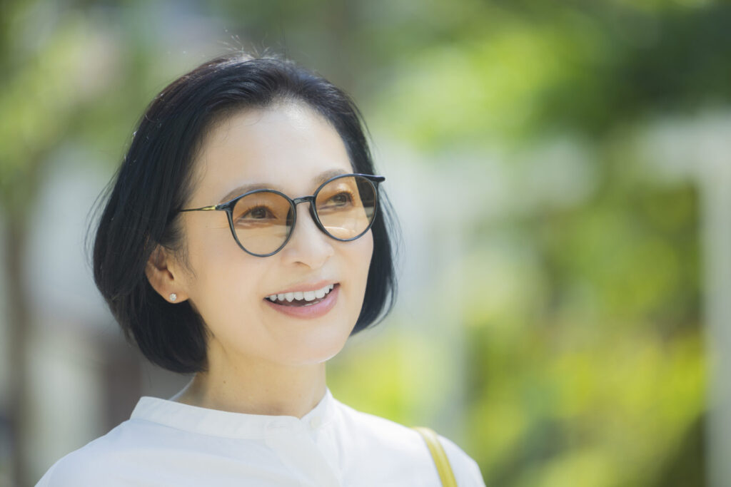 サングラスをかけた女性