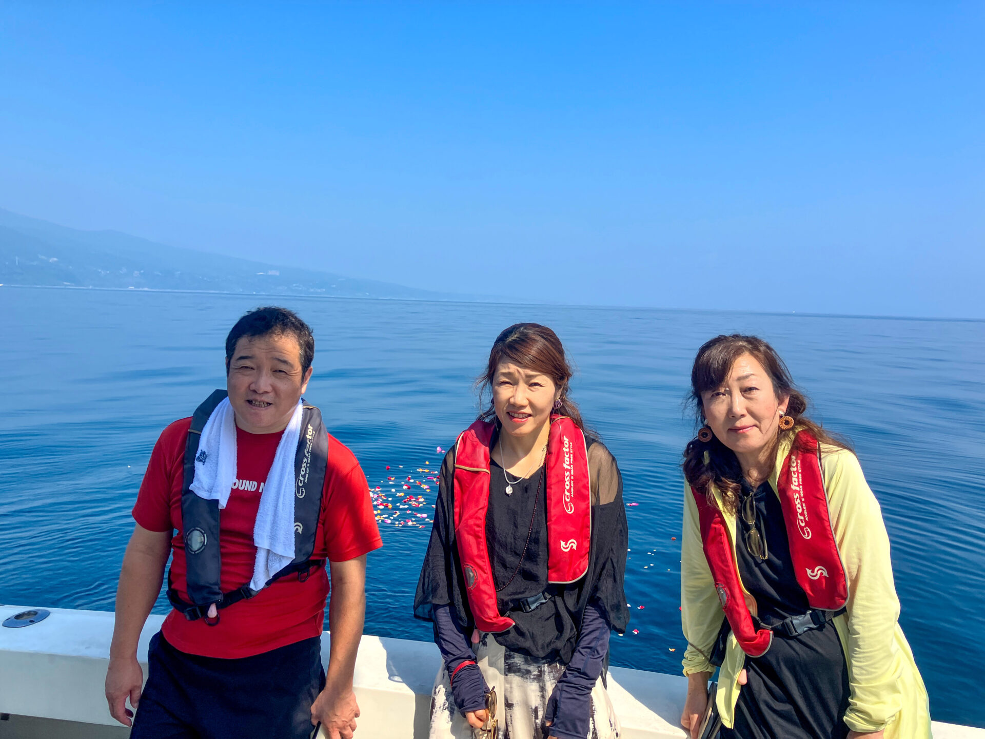 海を漂う花びら