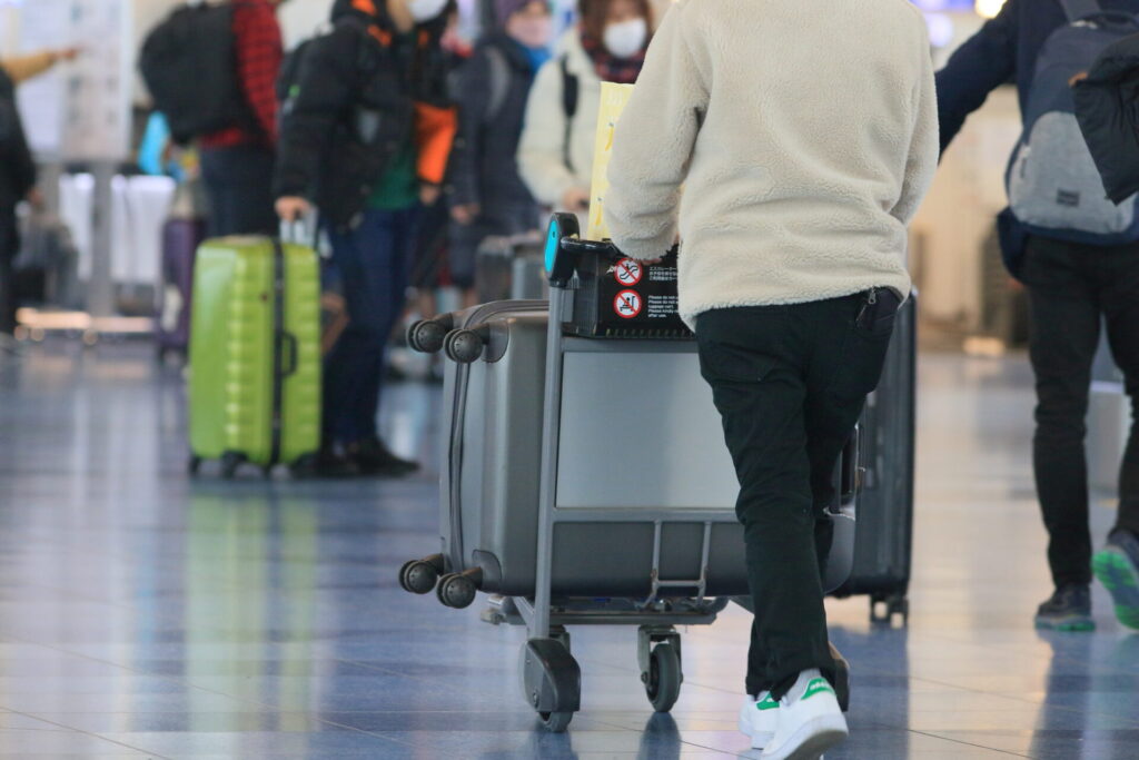 空港で荷物を運ぶ人々