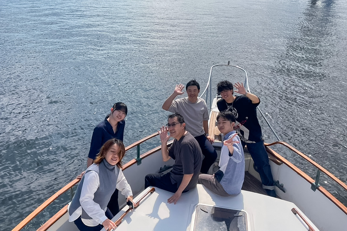 クルーザーのデッキで記念撮影