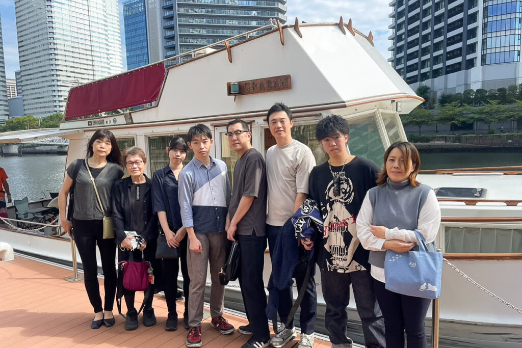 クルーザーの前で集合写真