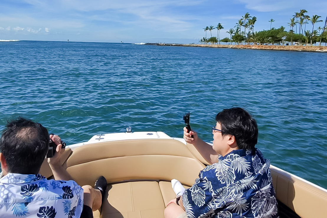 デッキで写真撮影をする後ろ姿