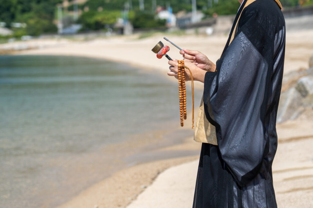 海に向かって供養する