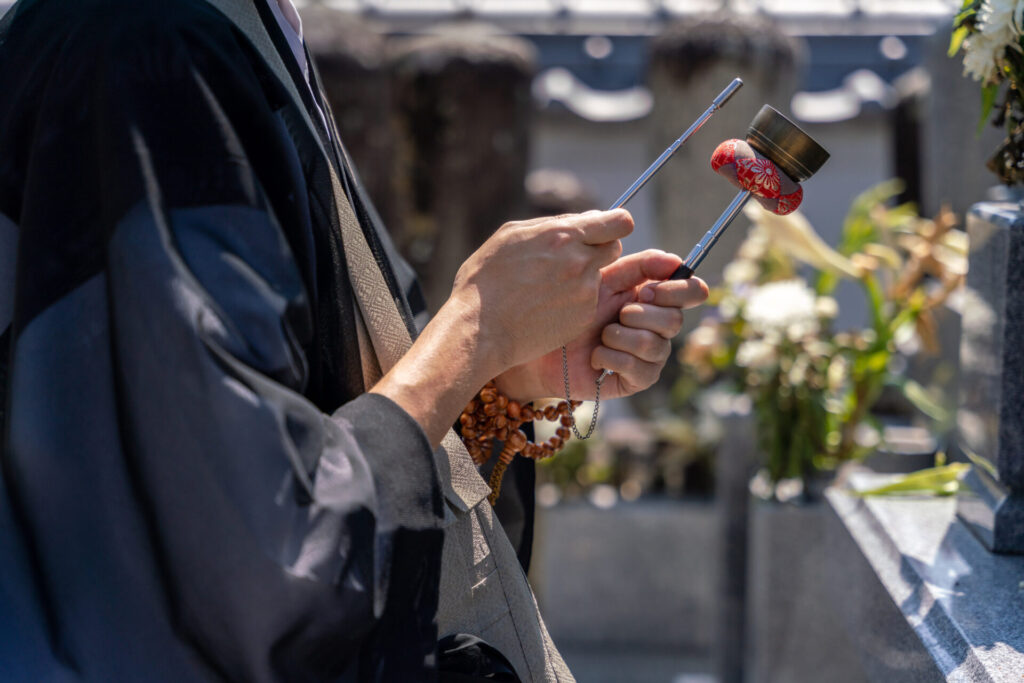 お墓の前で供養する