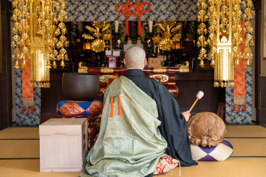 寺院で読経をする僧侶