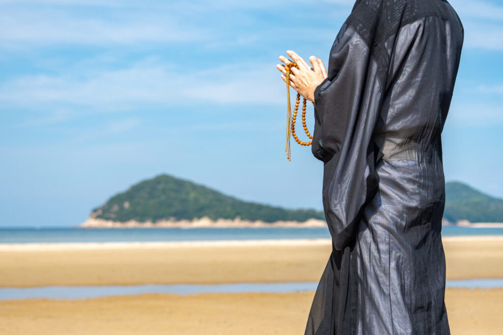海で供養する僧侶