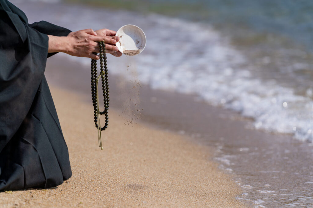 海で供養する様子