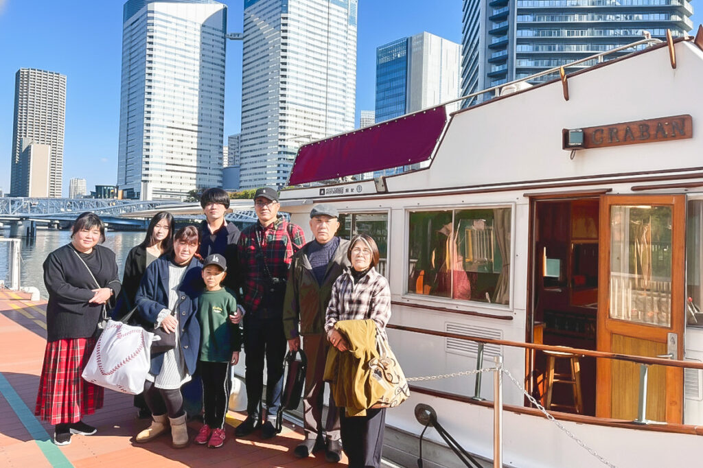 船の前で集合写真