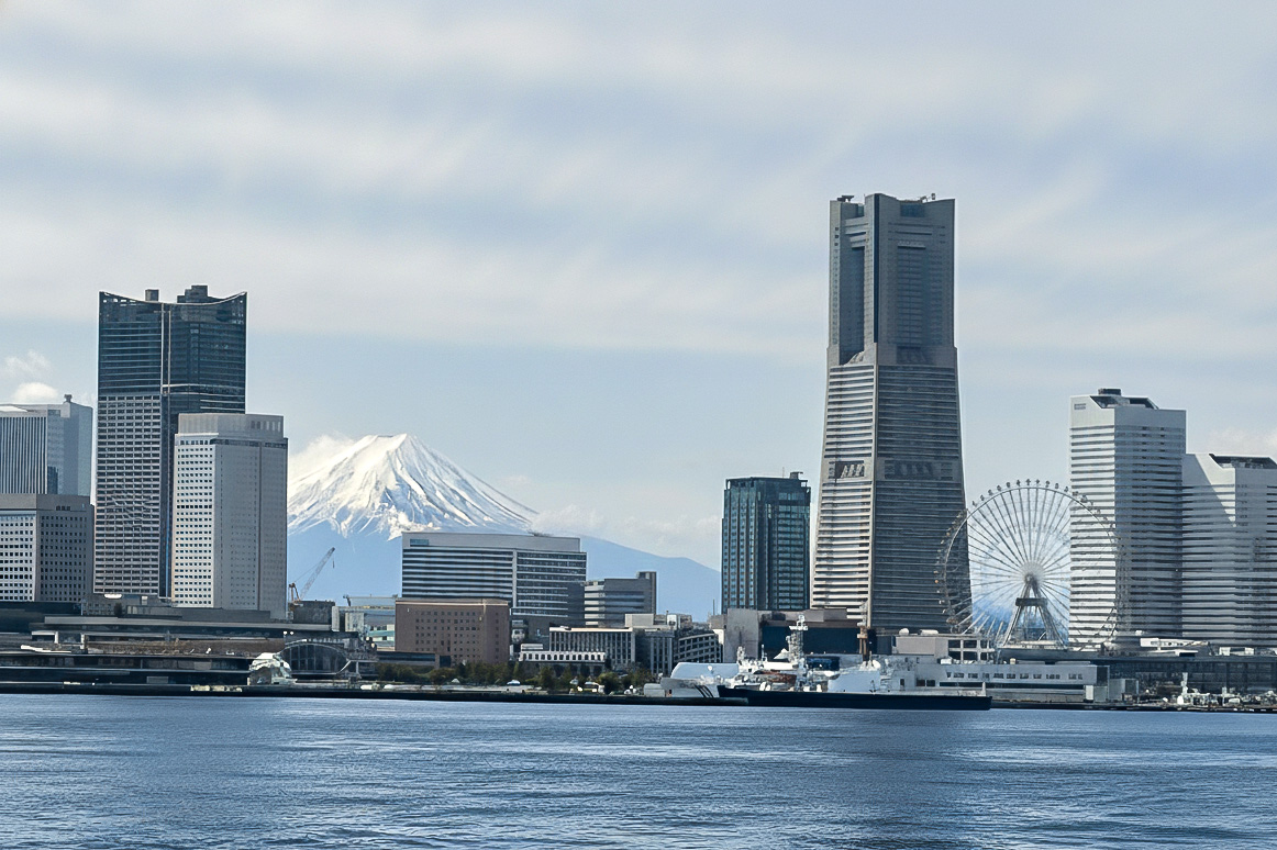 横浜のビル群と観覧車、雪化粧をした富士山