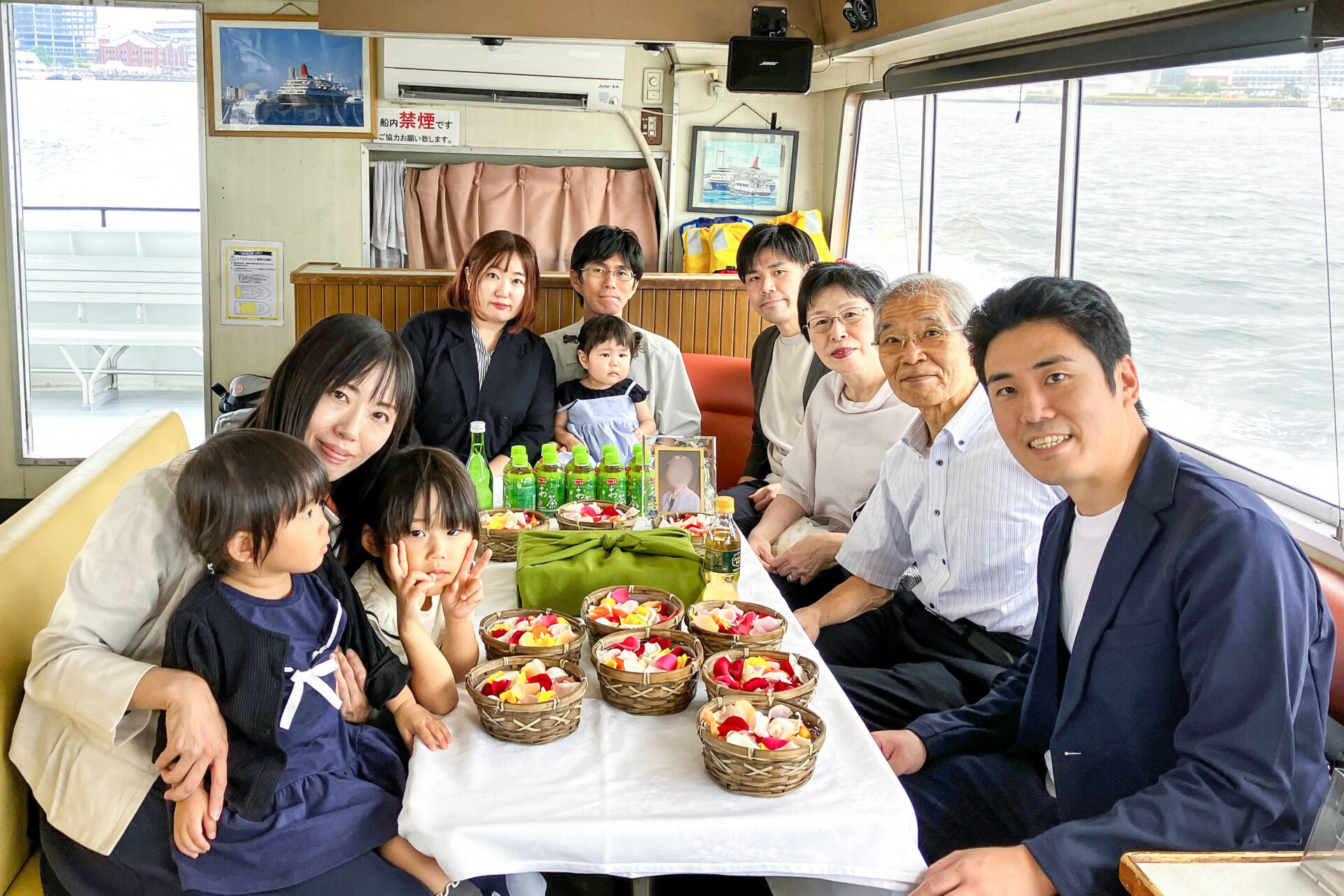 船内で集合写真