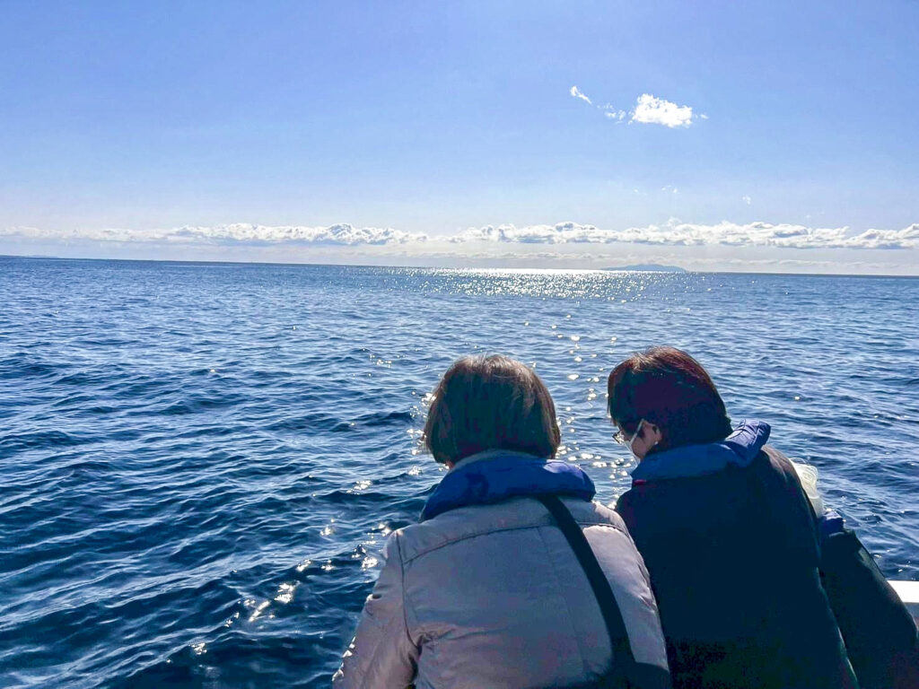 海を見るご遺族
