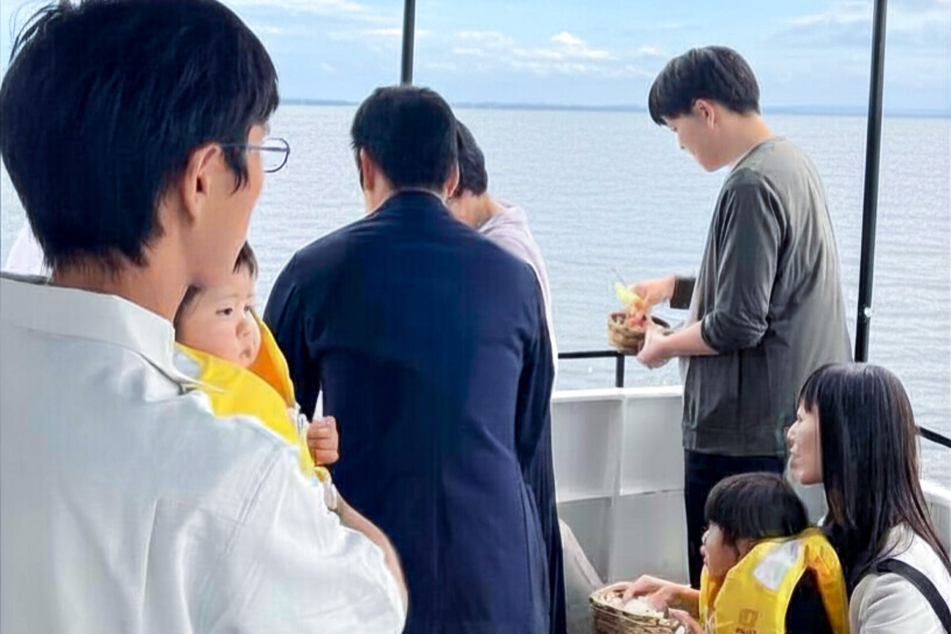 子供たちも献花