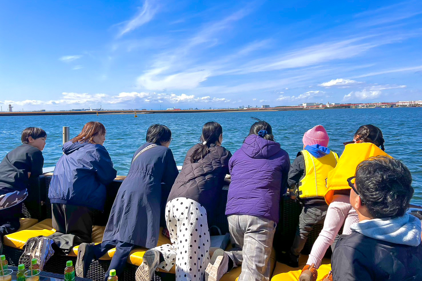 そろって海を眺めるご遺族