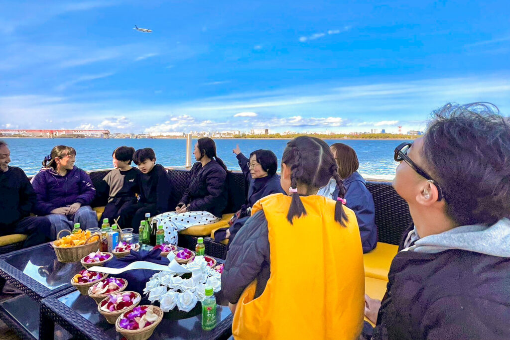 クルーザーから飛行機を見る乗客
