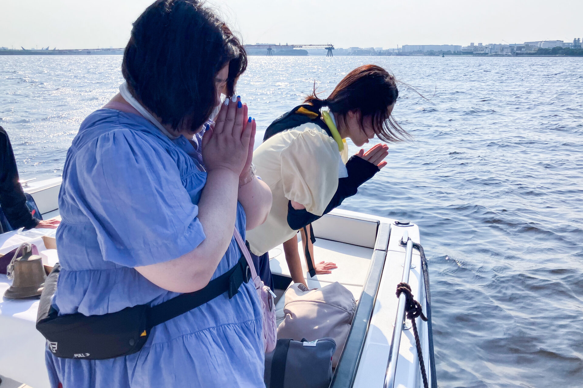 黙とうするご遺族