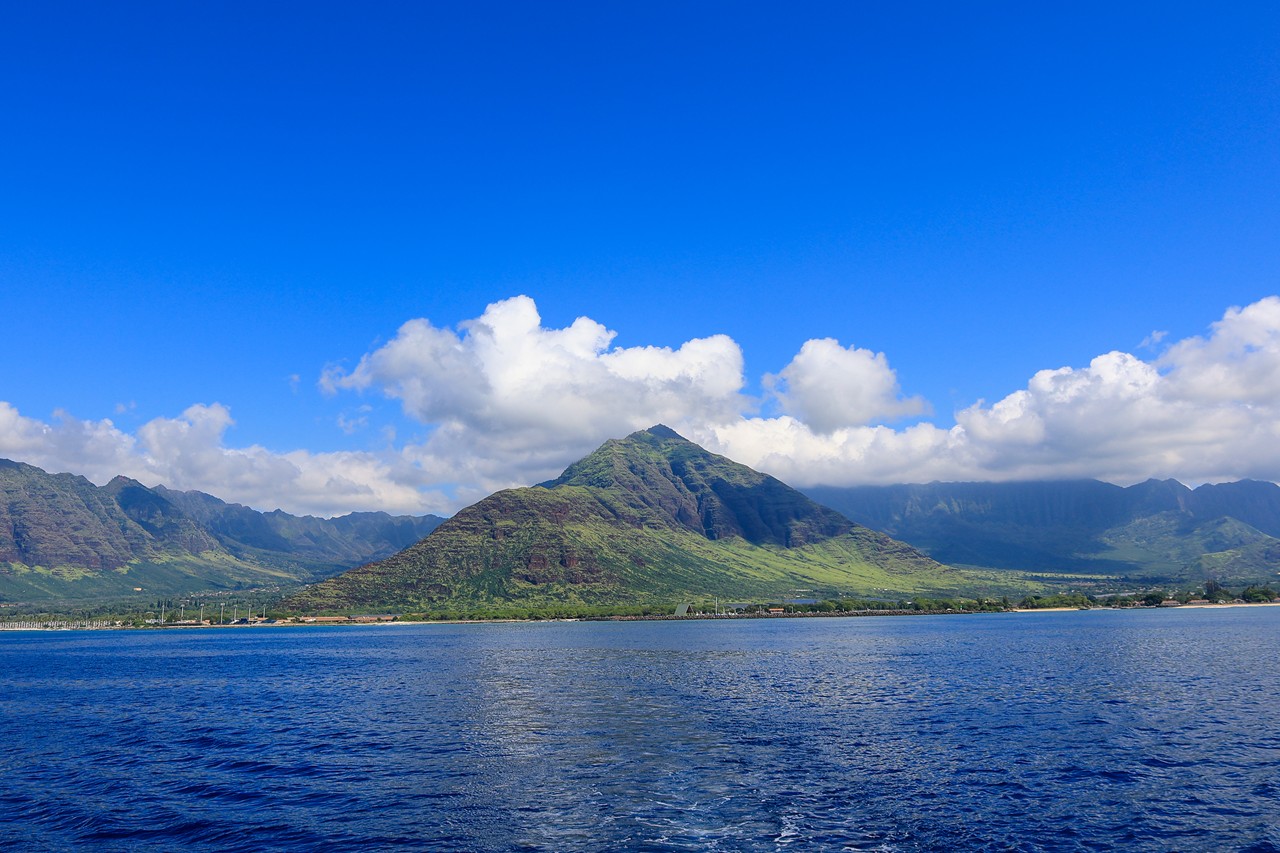 ハワイの海と山々