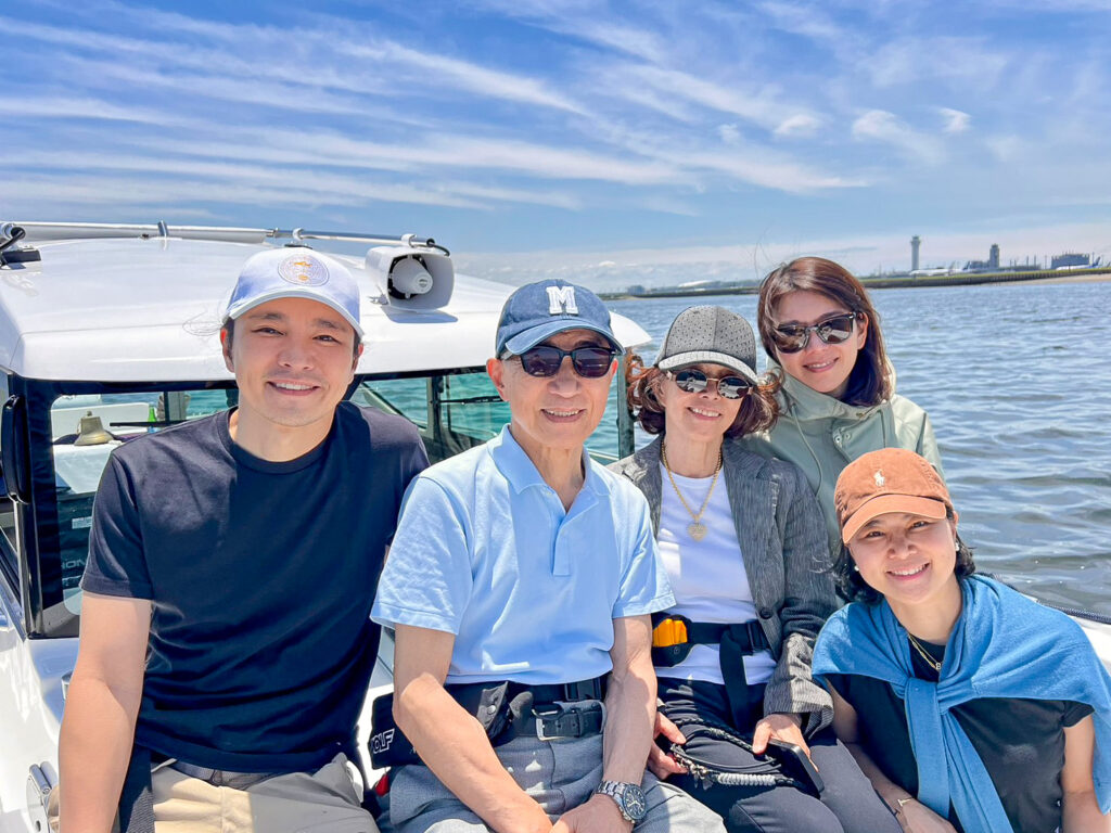 シーストーリー号前方デッキで記念写真