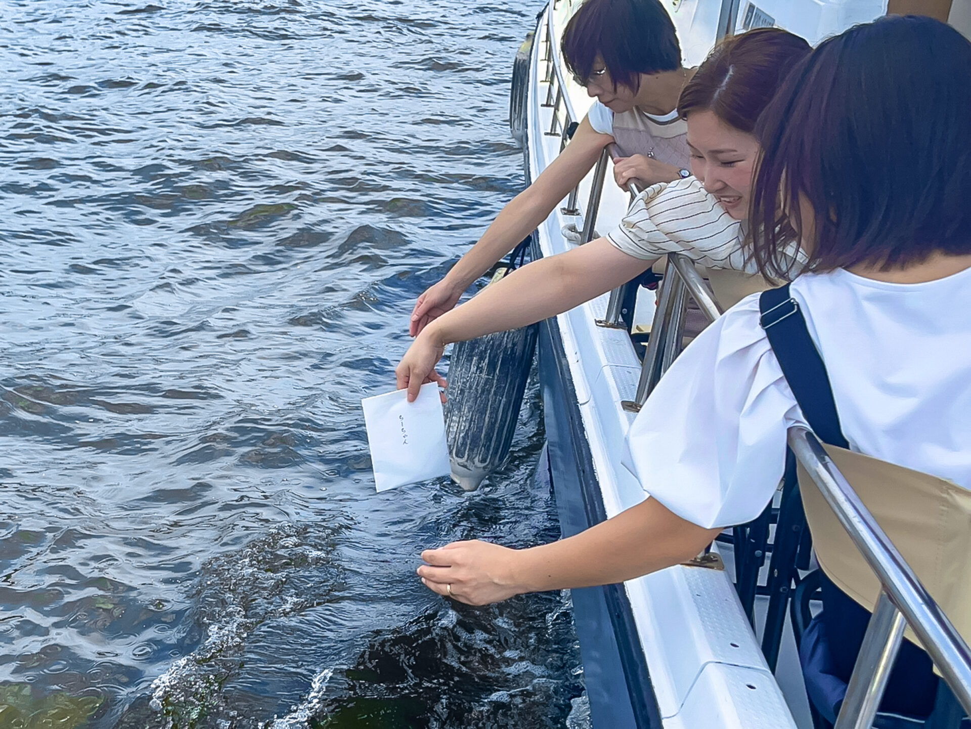 皆様で手を伸ばし、ご遺骨をお還しになっているお写真