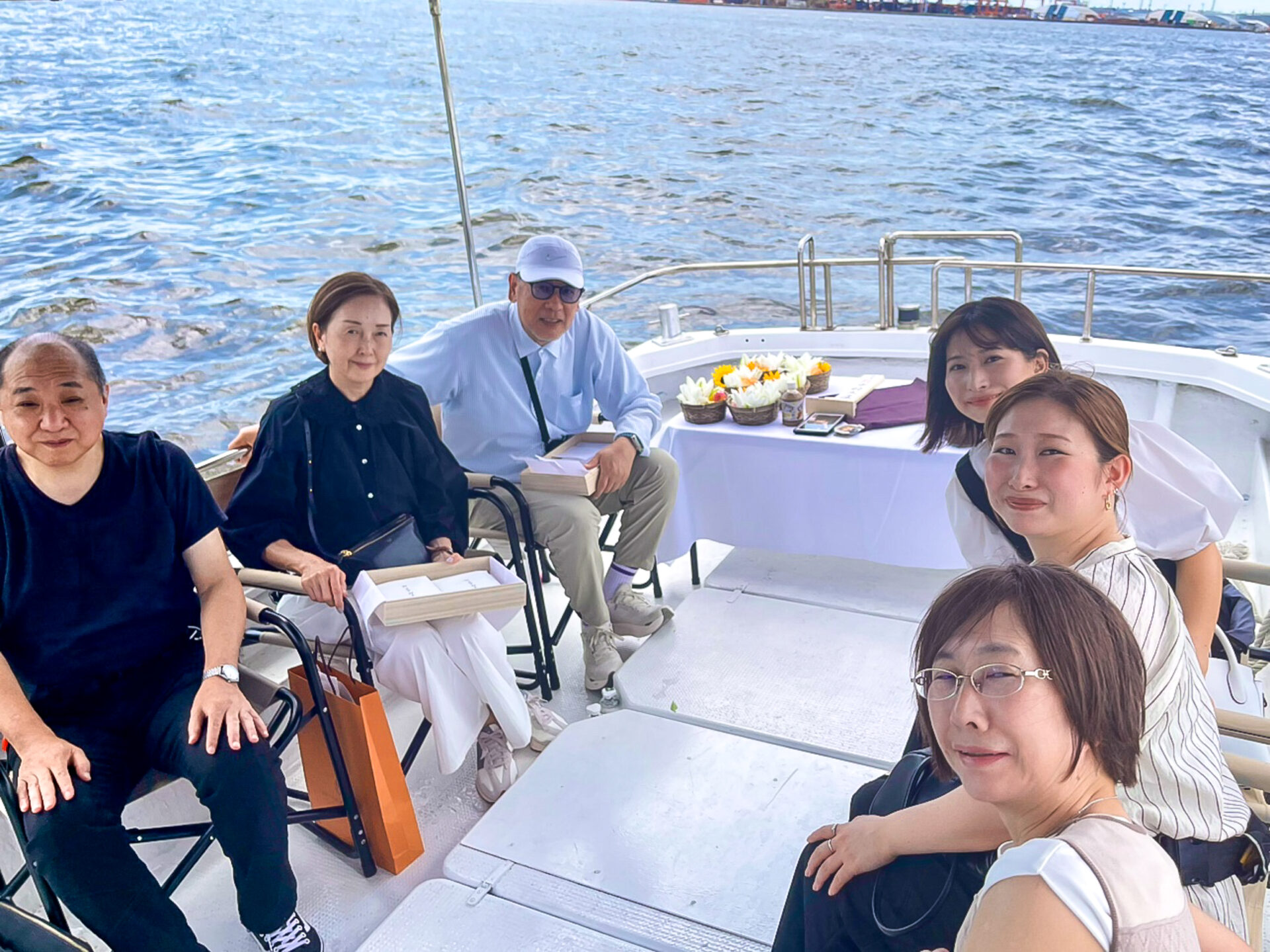 後方のお写真・お花を中心に、故人様と一緒にご親族皆様で並ばれたお写真